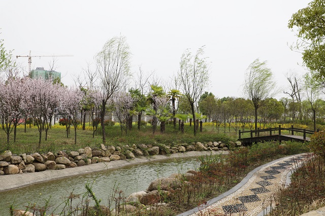 高鐵加壓站——春意萌動(dòng)顏色暖 小橋流水碧潺潺